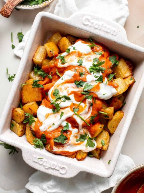 Tapas: Patatas bravas Patatas bravas, een van de meest populaire Spaanse tapas, het perfecte gerecht om te delen met vrienden en familie. Dit recept is gemakkelijk te bereiden en zo lekker, waardoor het ideaal is voor elke gelegenheid, of het nu een gezellige avond thuis is of een feestje. Met krokante aardappelen en een pittige saus, zijn patatas bravas “De Bom” en zullen ze zeker in de smaak vallen bij iedereen.