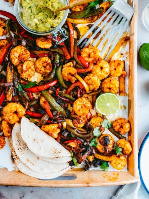 snel klaar...zomerse Scampi Fajita’s !!… Ben je op zoek naar een makkelijke, smakelijke maaltijd die ook nog heel snel klaar is? Probeer deze Scampi Fajitas! Dit recept voor garnalen fajitas is een heerlijk gemakkelijk gerecht, een maaltijd binnen 30 minuten op tafel.! Iedereen is dol op de aangepaste kruidenmix. Eet het met tortilla's bij de wat rijst, of als fajitasalade!