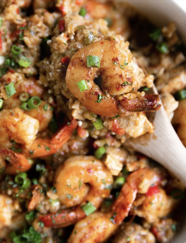 Amerikaanse Jambalaya - Wereldgerecht met kip, scampi’s en chorizoworst! Dit eenpansgerecht met jambalaya is makkelijk, heerlijk en vullend, dankzij de toevoeging van kip, scampi’s en pittige chorizoworst. Je bent nog maar 30 minuten verwijderd van een maaltijd waar je je vingers mee op eet.
