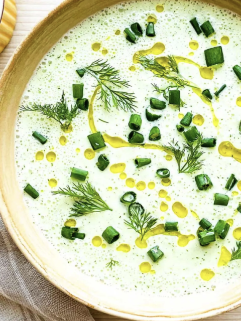 Komkommer gazpacho (komkommersoep) Ik ben dol op gazpacho, vooral in de zomermaanden. Het is een koele, verfrissende soep die perfect is voor warm weer. Traditionele gazpacho wordt gemaakt met tomaten, maar komkommer gazpacho is een heerlijk alternatief dat net zo lekker is.