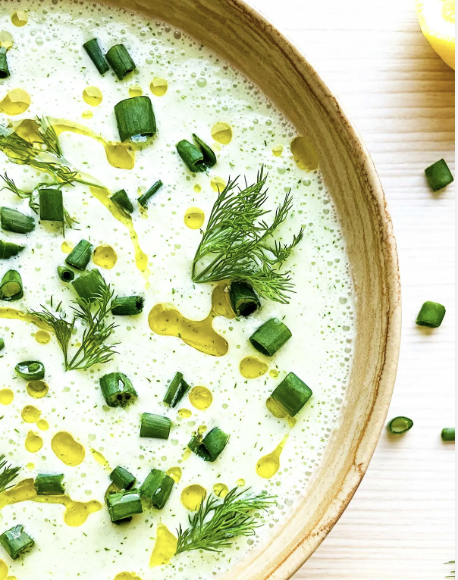 Komkommer gazpacho (komkommersoep) Ik ben dol op gazpacho, vooral in de zomermaanden. Het is een koele, verfrissende soep die perfect is voor warm weer. Traditionele gazpacho wordt gemaakt met tomaten, maar komkommer gazpacho is een heerlijk alternatief dat net zo lekker is.