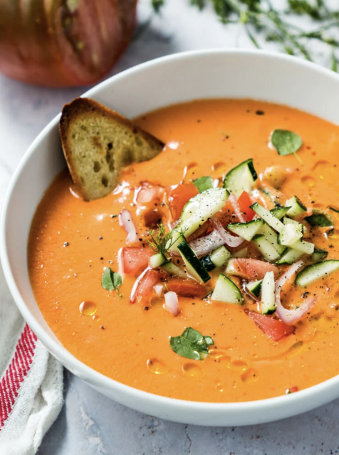 Traditionele Gazpacho: een verfrissende Spaanse delicatesse Stel je voor dat je op een warme zomerdag op een charmant terrasje in het hart van Andalusië, Spanje, zit. De zon schijnt en de lucht is gevuld met de geur van rijpe tomaten en verse kruiden. Een koel briesje strijkt langs je gezicht terwijl je een slok neemt van het meest verfrissende drankje dat je ooit hebt geproefd: traditionele gazpacho.