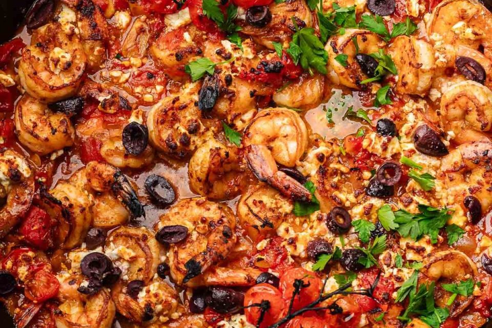 Scampi Saganaki (gemakkelijk Grieks een-pansgerecht) Scampi Saganaki barst van de mediterrane smaak en is een eenvoudig gerecht dat je keer op keer zult maken! Sappige garnalen worden gecombineerd met tomaten, olijven en feta en gebakken tot ze bubbelen. Serveer met warme pita's, orzo of rijst voor een complete en heerlijke maaltijd!